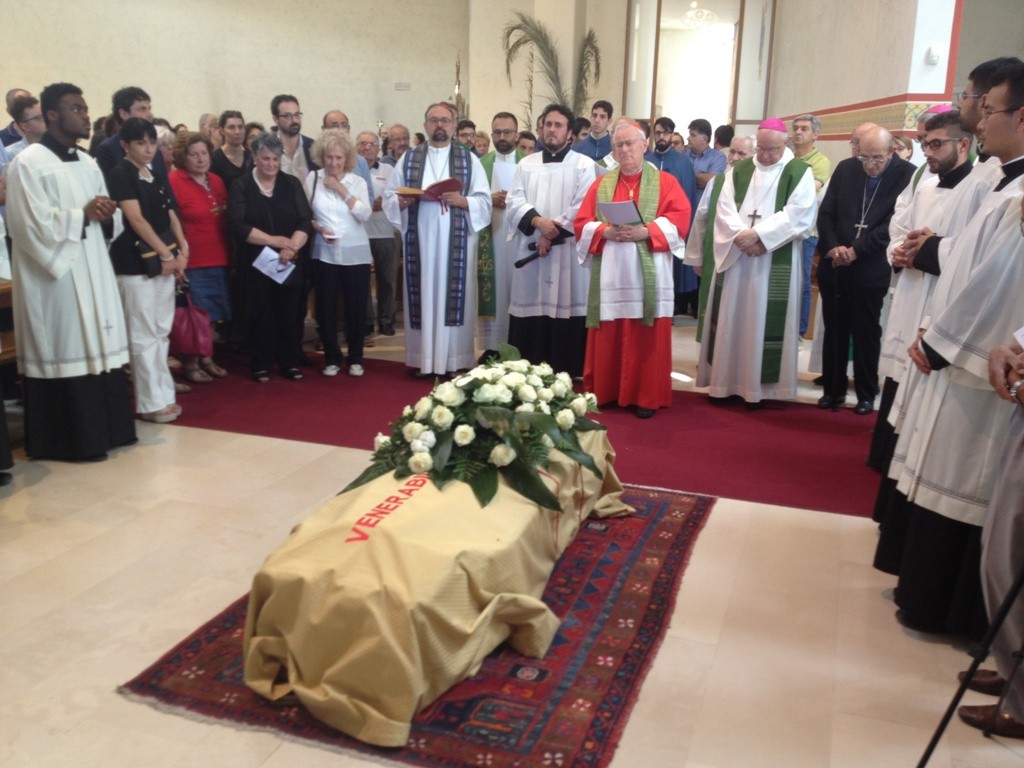 Chiesa di San Sisto, in preghiera davanti al feretro del venerabile