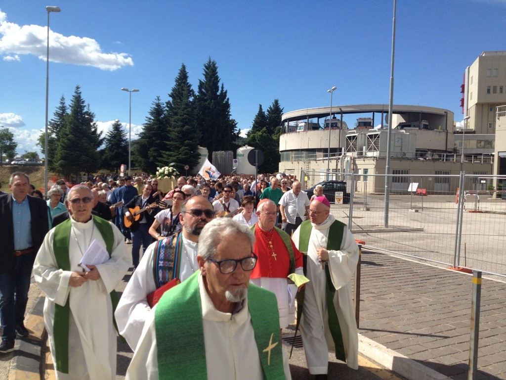 in processione dalla chiesa di San Sisto a quella dell'ospedale